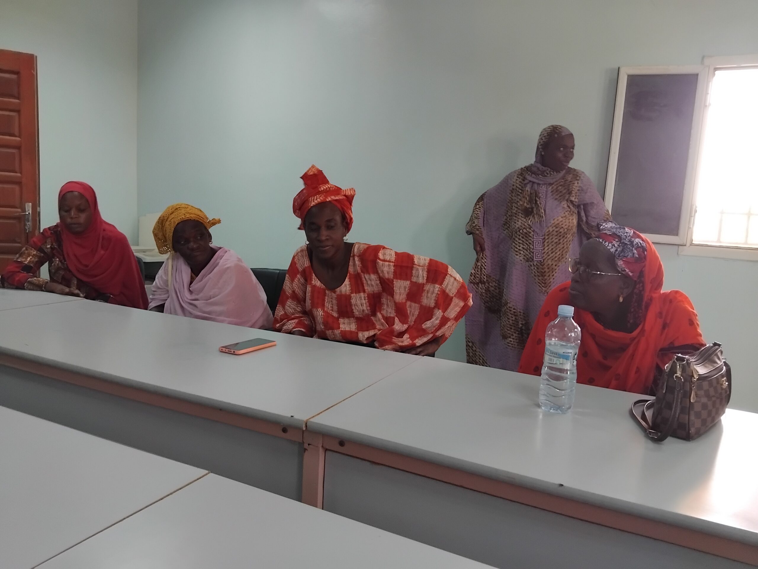 – Boghé : les femmes représentantes des 56 Villages « YELLITAARE BOGGE » en sit-in devant l’hôpital (Photos)