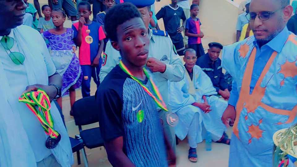 La Remise de la Coupe par le Hakem de Boghé à l’ équipe championne F C Peinda Soumare