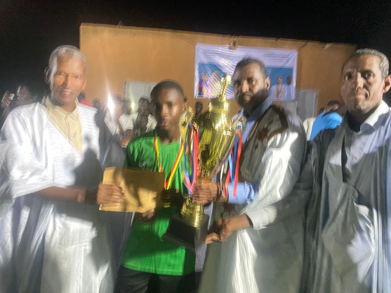 La Remise du Trophée ( Coupe)par le Hakem de la Moughataa de Mâle au Champion F C Lemjad( reportage- photos)
